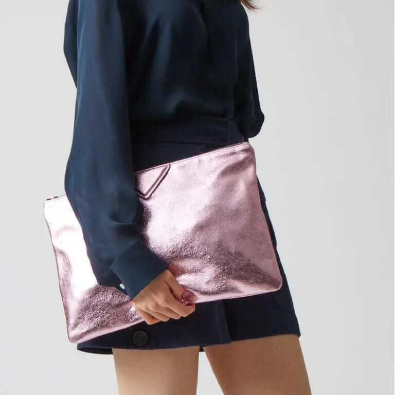 Elegant silver handbags featured in a stylish design, perfect for enhancing your formal attire and special occasions.