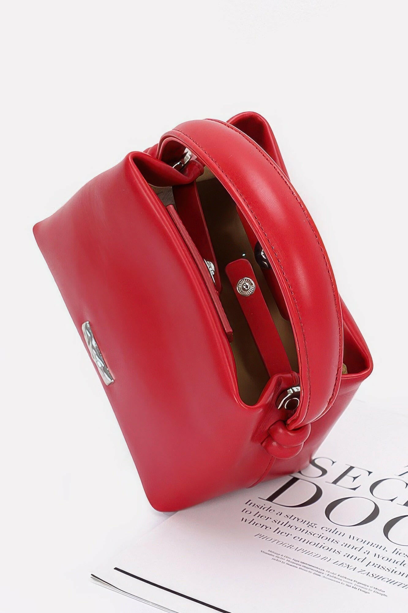 Elegant leather bag showcasing premium craftsmanship, perfect for professional and casual use.