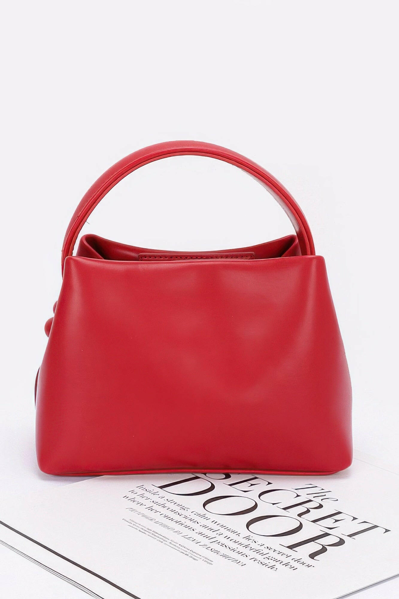Elegant leather bag showcasing premium craftsmanship, perfect for professional and casual use.