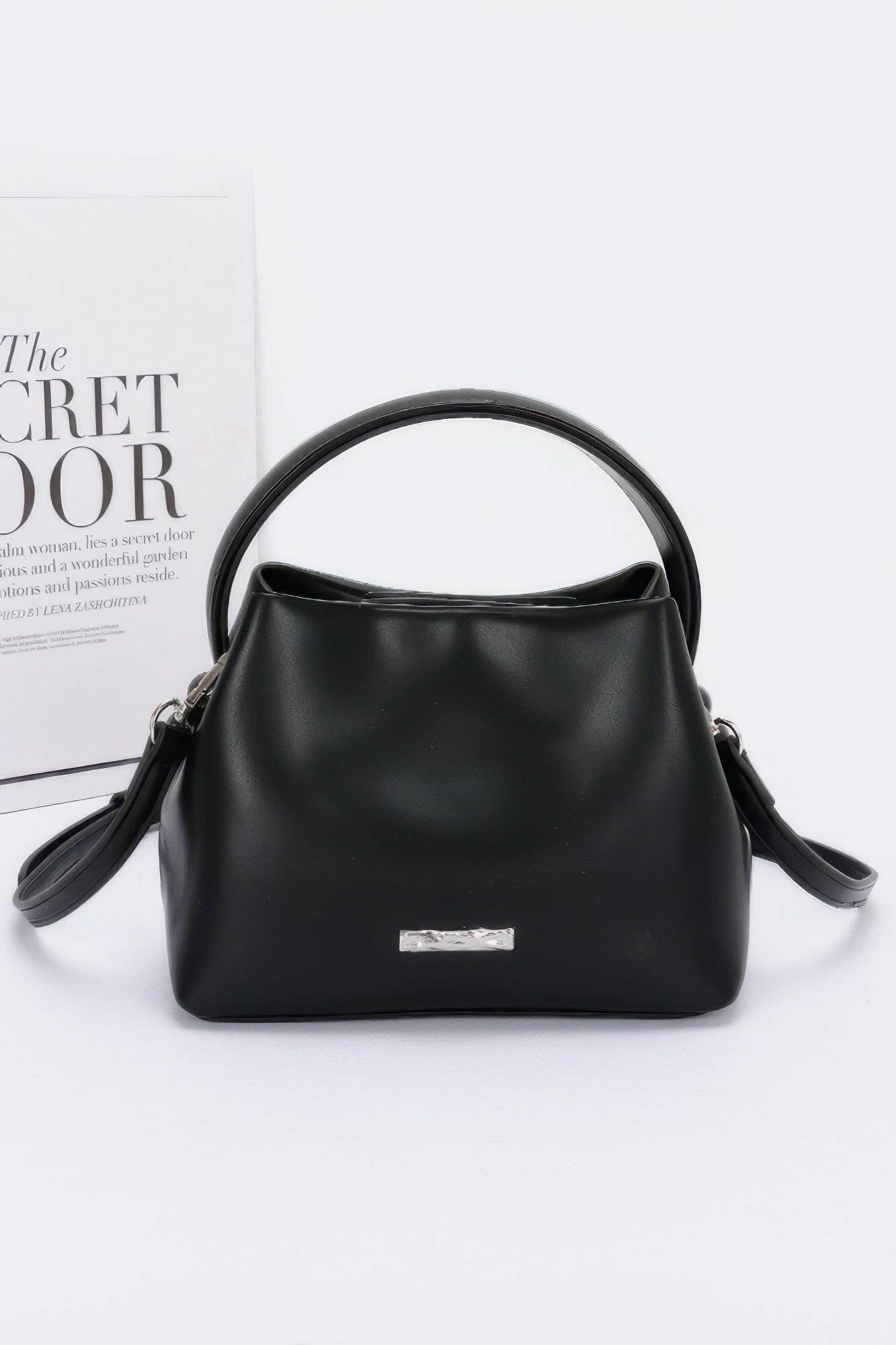 Elegant leather bag showcasing premium craftsmanship, perfect for professional and casual use.