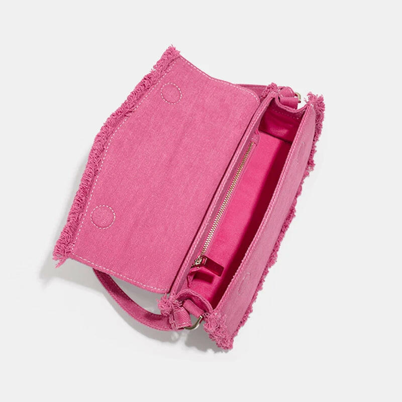 Compact and stylish small bag designed for everyday use, perfect for carrying essentials with convenience and elegance