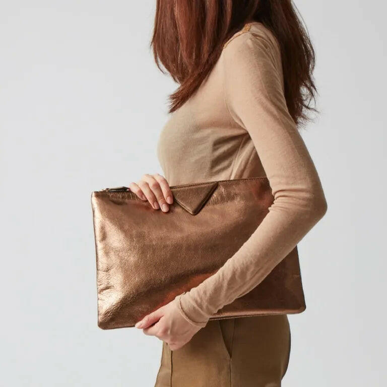 Elegant silver handbags featured in a stylish design, perfect for enhancing your formal attire and special occasions.