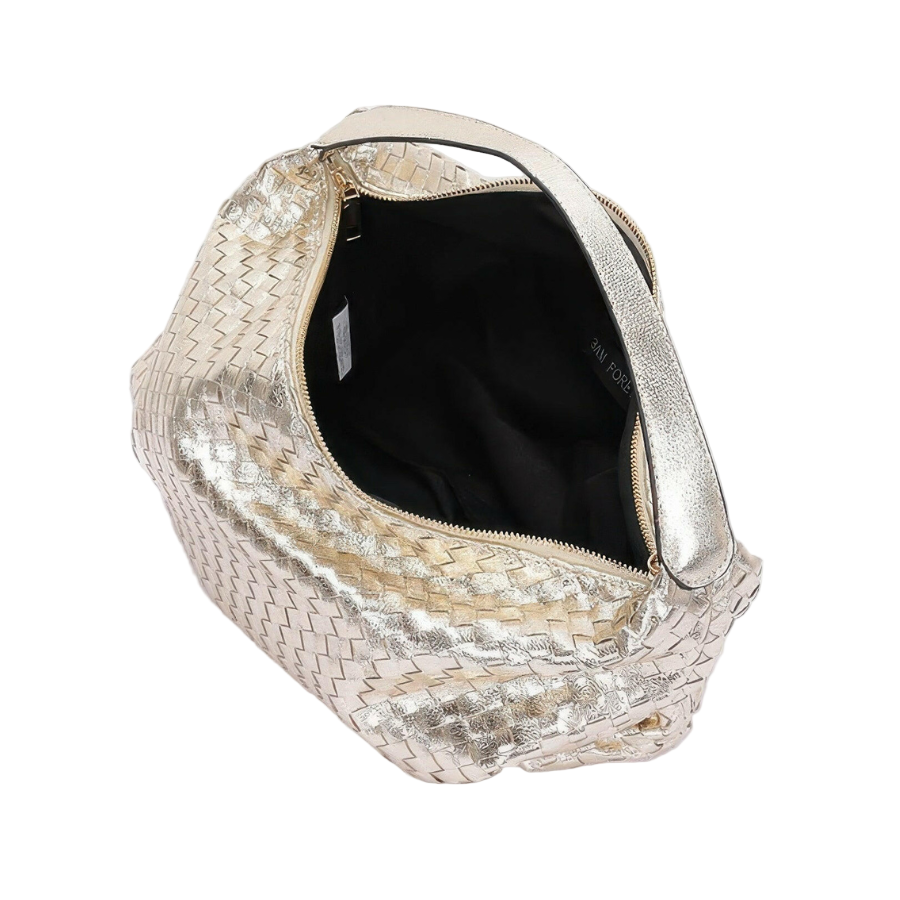 Premium tote bags featuring stylish designs, perfect for everyday use and enhancing your accessory collection.