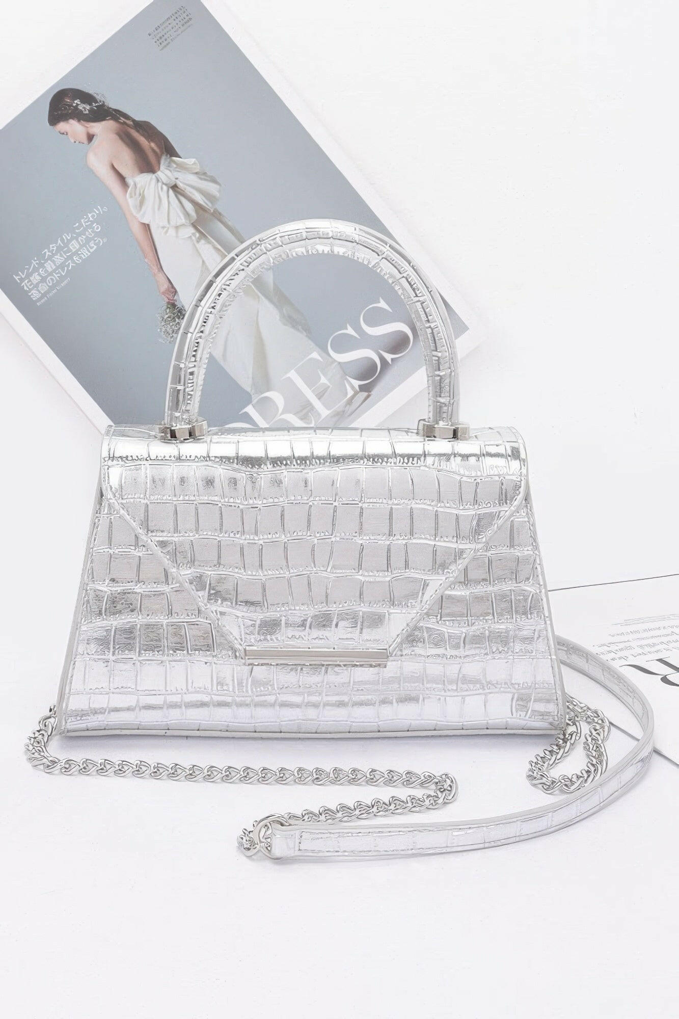 Elegant leather handle bag perfect for professional use, featuring durable straps and spacious compartments.