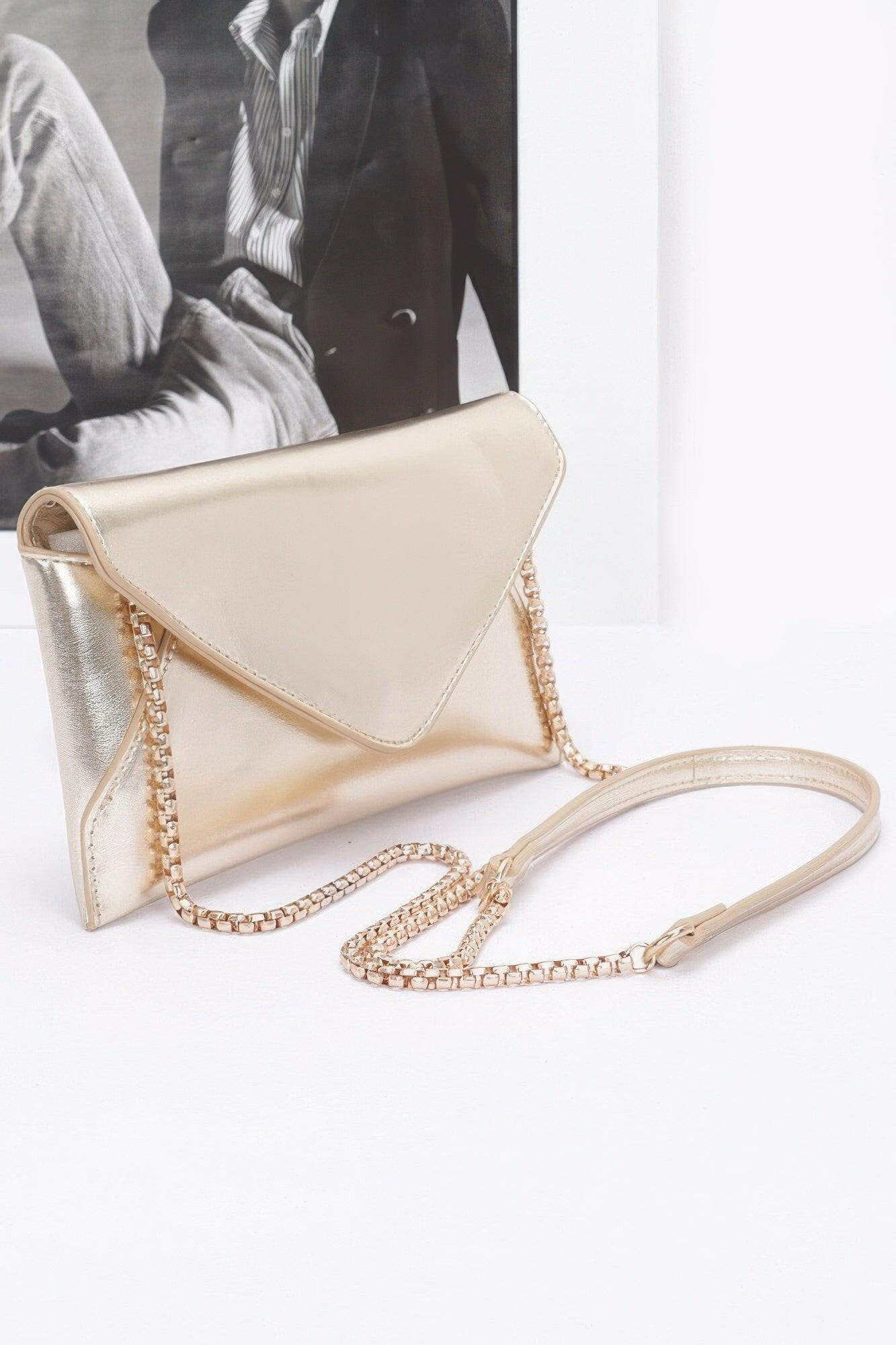 Elegant black leather crossbody bag with adjustable strap perfect for everyday use and formal occasions.