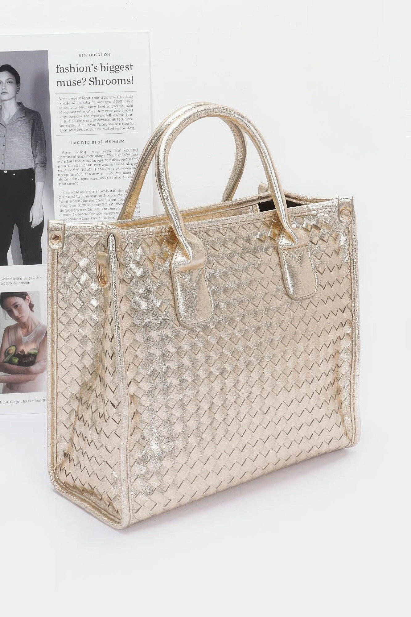 Stylish tote bag with durable handles, perfect for everyday use and environmentally friendly shopping