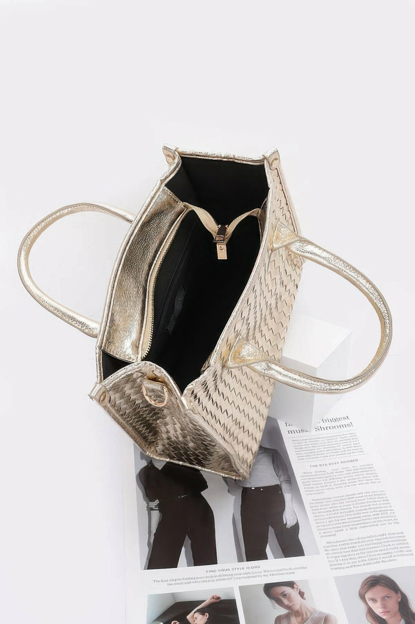 Stylish tote bag with durable handles, perfect for everyday use and environmentally friendly shopping