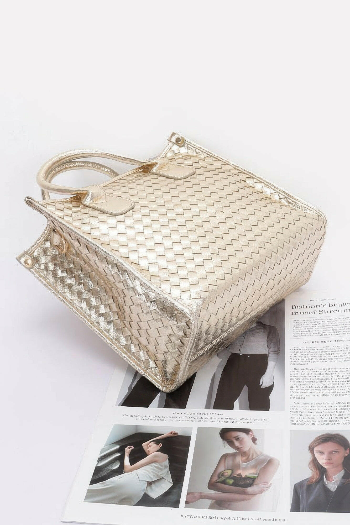 Stylish tote bag with durable handles, perfect for everyday use and environmentally friendly shopping